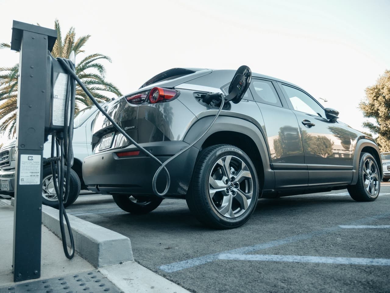 Estación de carga para vehículos eléctricos instalada por SIMZA.